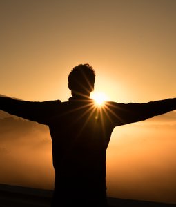كيف يسرق القلق طاقة الجسد؟ دليل طبي متكامل لاستعادة حيويتك