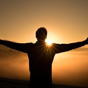كيف يسرق القلق طاقة الجسد؟ دليل طبي متكامل لاستعادة حيويتك